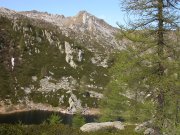 Lasciando il bacino
del lago Nero e salendo il
versante est in direzione
del Colle Fiotte
(9534 bytes)